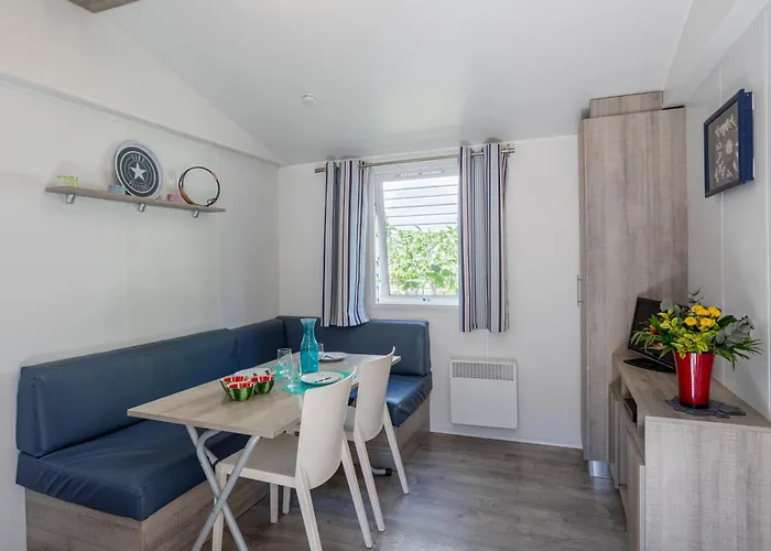 Mobil Sur Avec Piscine 4*