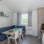 Mobil Sur Avec Piscine 4*