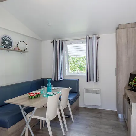 Mobil Sur Avec Piscine 4*